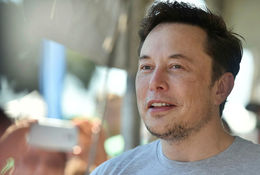 Elon Musk selur húsið.