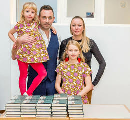 Ragnar Jónasson og María Margrét Jóhannsdóttir ásamt dætrum sínum þeim Natalíu og Kiru.