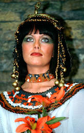 Íris <b>Anna Arnarsdóttir</b> sem Nefertiti, dóttir Aknatons faraó í Egyptalandi . - 42292A