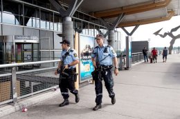 Vopnaðir lögreglumenn fyrir utan Gardermoen flugvöll í Ósló.