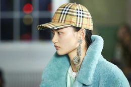 Burberry-mynstrið er heimsþekkt og hefur fyrirtækið átt í vök að verjast vegna framleiðslu á eftirlíkingum.