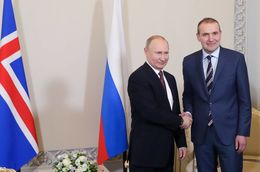 President Vladimir Putin and President Guðni Th. Jóhannesson shake hands.