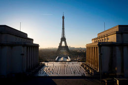 Horft yfir á Eiffel turninn frá Parvis des droits de l'Homme á Trocadero.