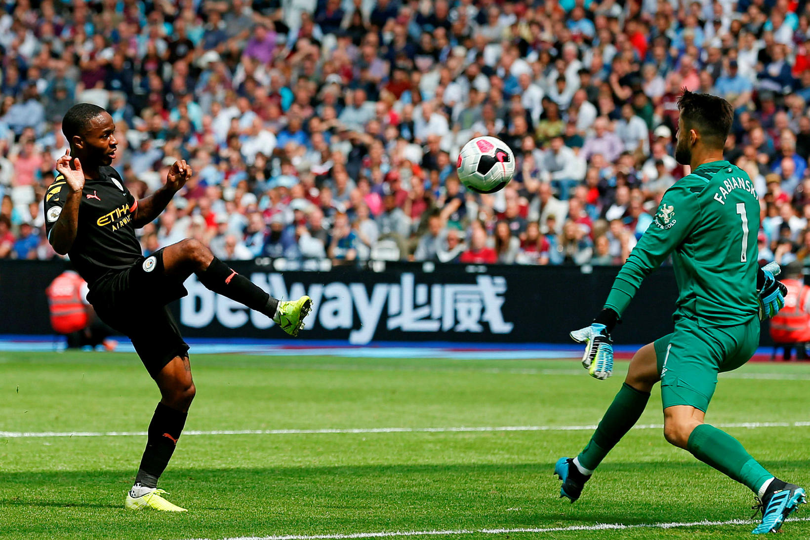Fabianski frá í tvo mánuði