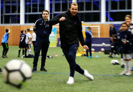 Jack Allen horfir hér á Harry Kane, stjörnu Tottenham-liðsins, leika listir sínar.
