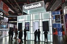 Bás Facebook á vörusýningu í Shanghai í Kína. ESB hefur hafið frumrannsókn á því
hvernig Facebook og Google afla og nýta persónuupplýsingar.