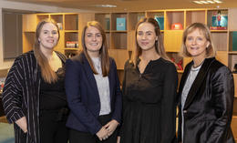 Björgheiður Margrét Helgadóttir, fjármálastjóri UAK, Karlotta Halldórsdóttir, verkefnastjóri forvarna hjá Sjóvá, Snæfríður Jónsdóttir, formaður UAK, og Auður Daníelsdóttir framkvæmdastjóri sölu- og ráðgjafasviðs hjá Sjóvá við undirritun samstarfssamnings UAK og Sjóvá á dögunum.