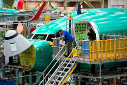 Unnið að smíði 737 MAX-farþegaþotu í verksmiðju Boeing í Rentonverksmiðjunni. Ekkert er nú smíðað af vélunum.