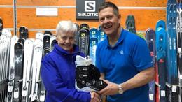 Jakobína Valdís Jakobsdóttir and Guðmundur Gunnlaugsson, salesman, holding the new boots.