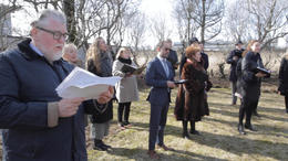 Many of the coutry's best known opera singers joined in song in front of Vigdís Finnbogadóttir's home.