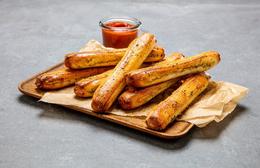 Ummæli Þórarins Ævarsson, eiganda pítsustaðarins Spaðans, um verð á brauðstöngum helsta samkeppnisaðilans, Domino‘s, hefur leitt til þess að Domino‘s ætlar að gefa 790 brauðstangir, sem er einmitt það sem stór skammtur af slíkum kostar.