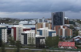 Hagfræðideild Landsbankans telur fasteignaverð viðhalda verðbólgu.