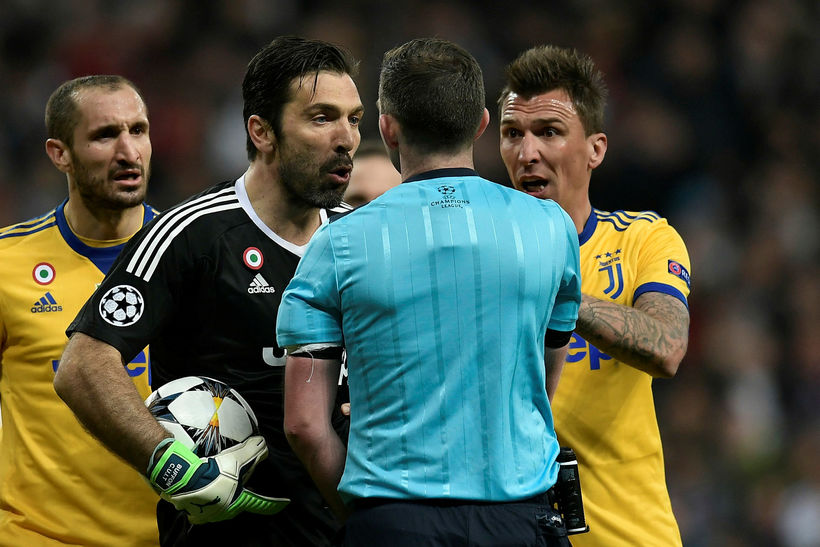 Gianluigi Buffon lætur dómarann heyra það eftir vÃtaspyrnudóminn.