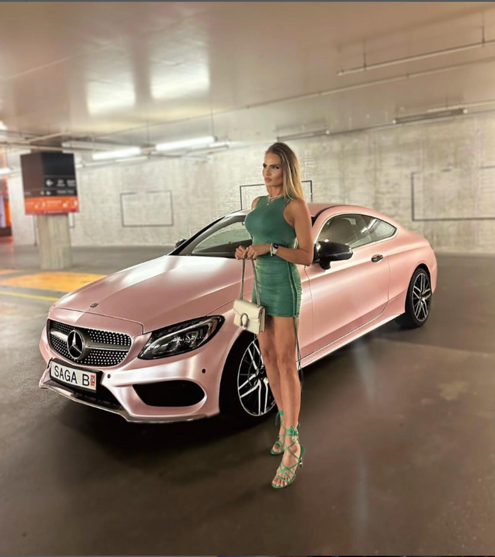 Saga B Komin á Bleikan Mercedes-Benz C