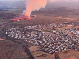 Here you can see when the lava was flowing towards the town, but now it has already reached the outskirts and the houses that are furthers to the north in town.