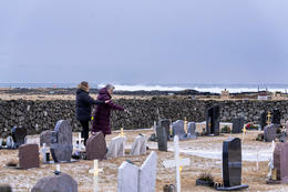 Þorbjörg Halldórsdóttir and her grandchild, Tinna Dögg Siggeirsdóttir, visited a grave of a loved one in Grindavík yesterday. Now hey can stay at home in their town over Christmas.