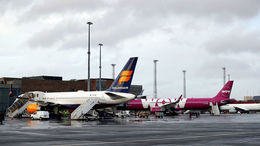 Bréf í Icelandair hafa hækkað í dag eftir að tilkynnt var um uppsagnir og samdrátt hjá WOW air.