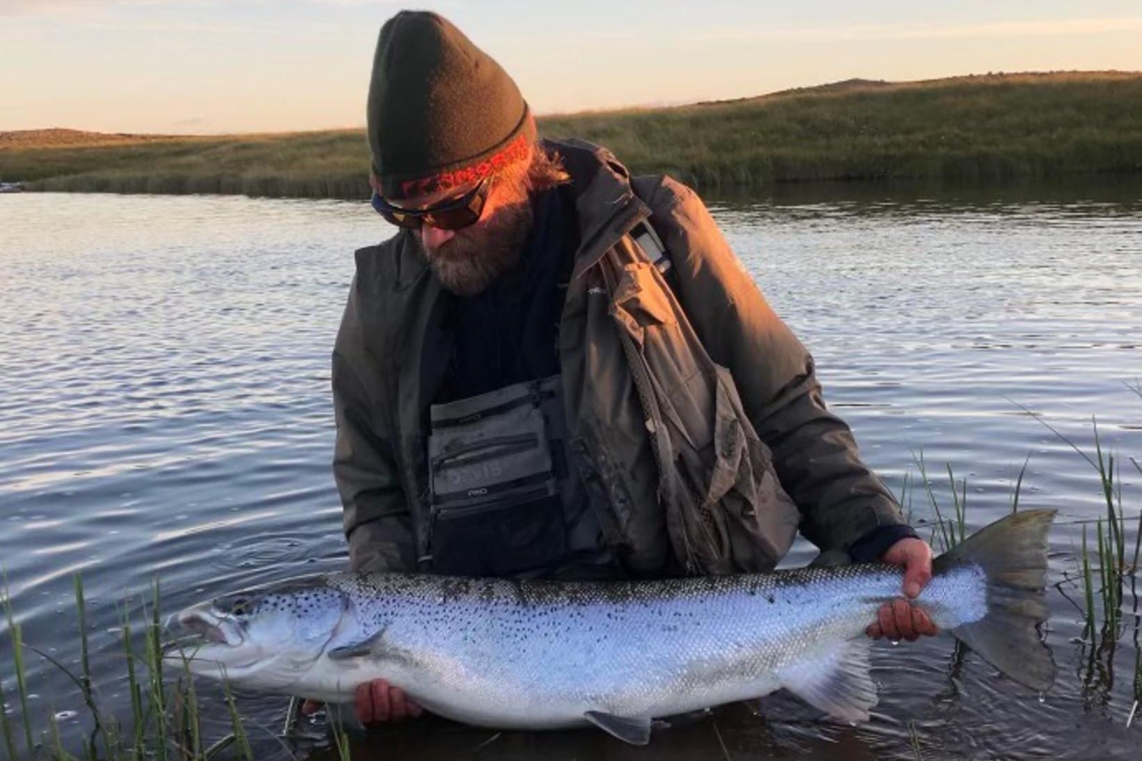 Þórarinn með hrygnuna miklu sem veiddist í Minkahyl og tók …