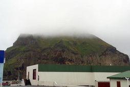 Þokan er oft þaulsætin á fjallatindunum í Vestmannaeyjum.