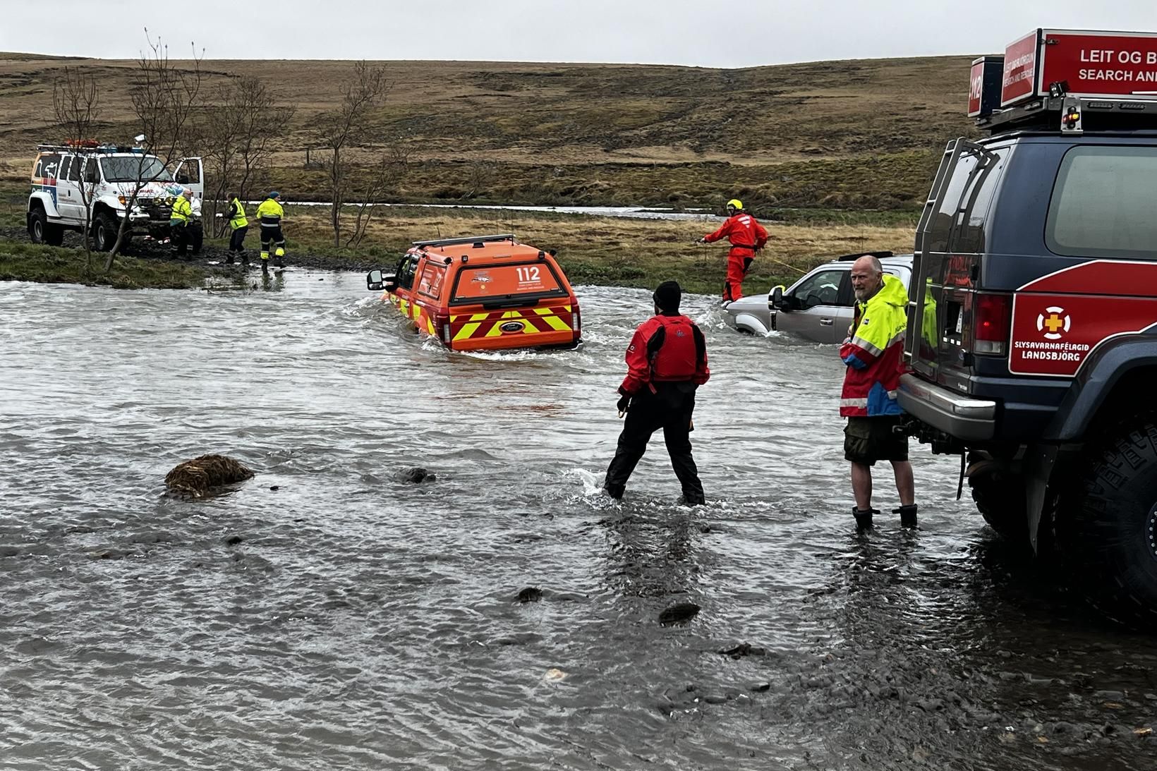Bíll björgunarsveitarinnar sat fastur við hlið bílsins sem þegar var …