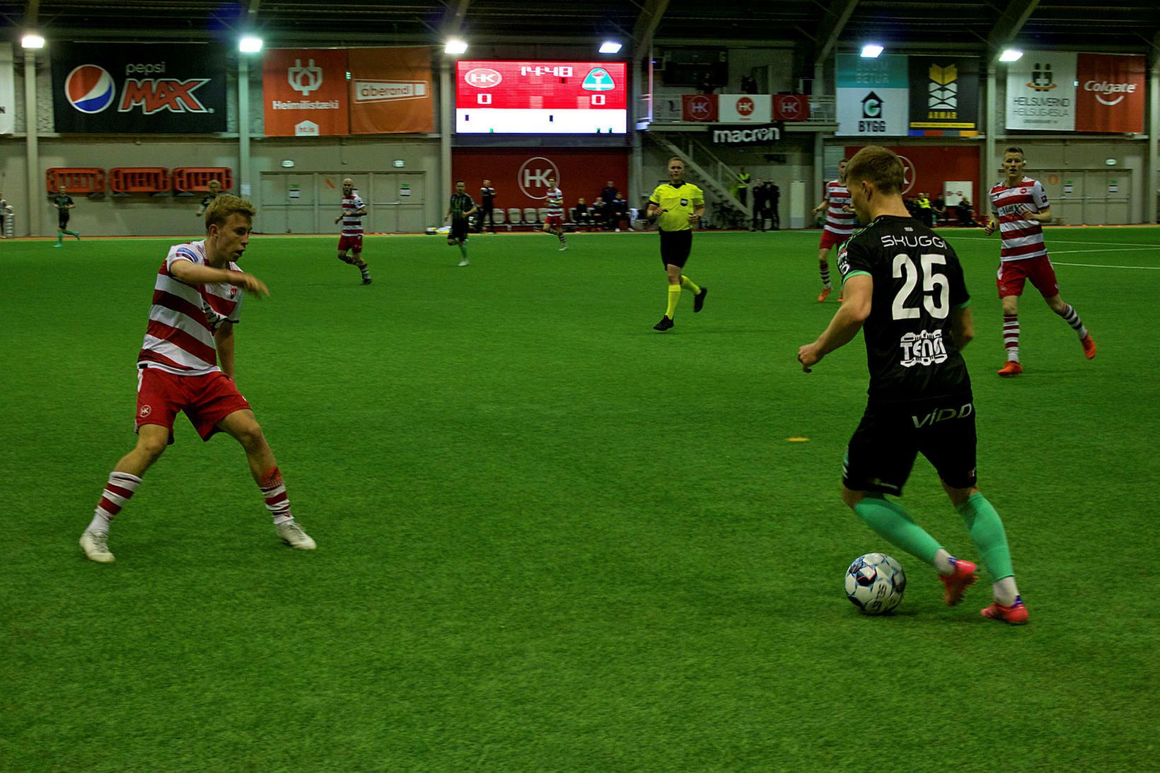 Davíð Ingvarsson með boltann en Valgeir Valgeirsson bíður átekta í …