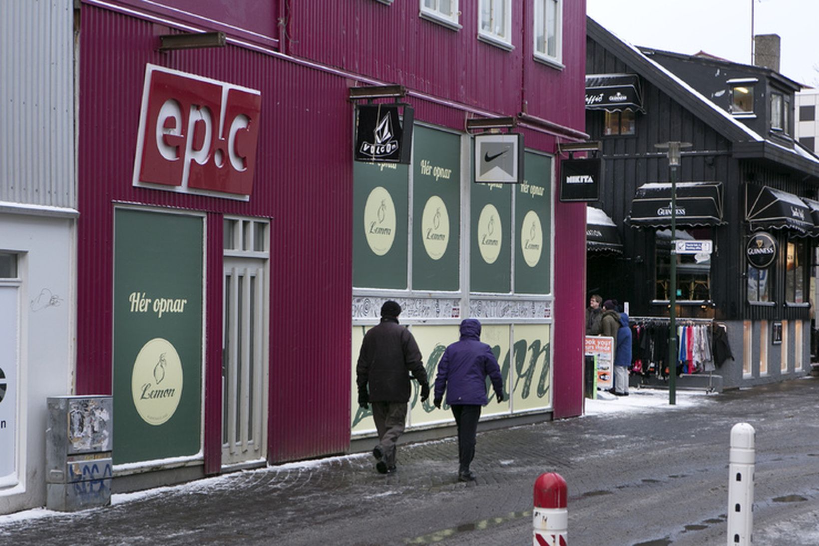 Í gluggum hússins við Laugaveg 56 eru skilti sem tilkynna …