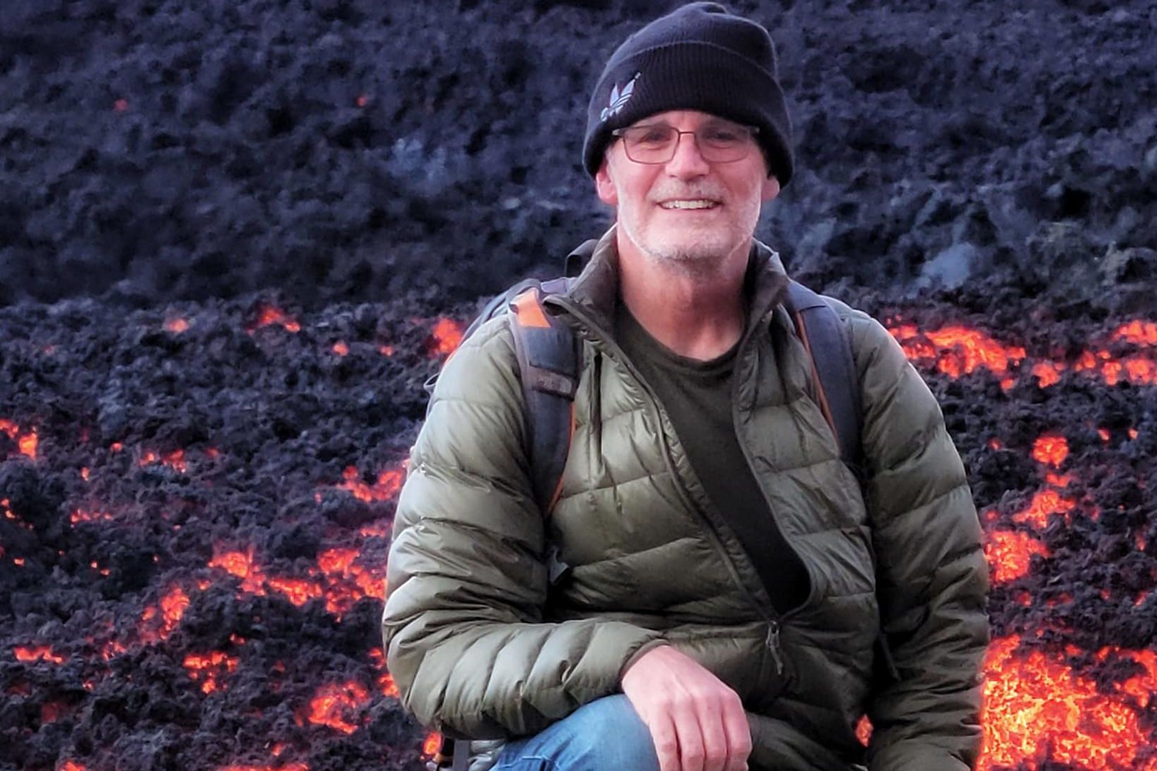 Don Barri í hitanum fyrir framan hraunið.