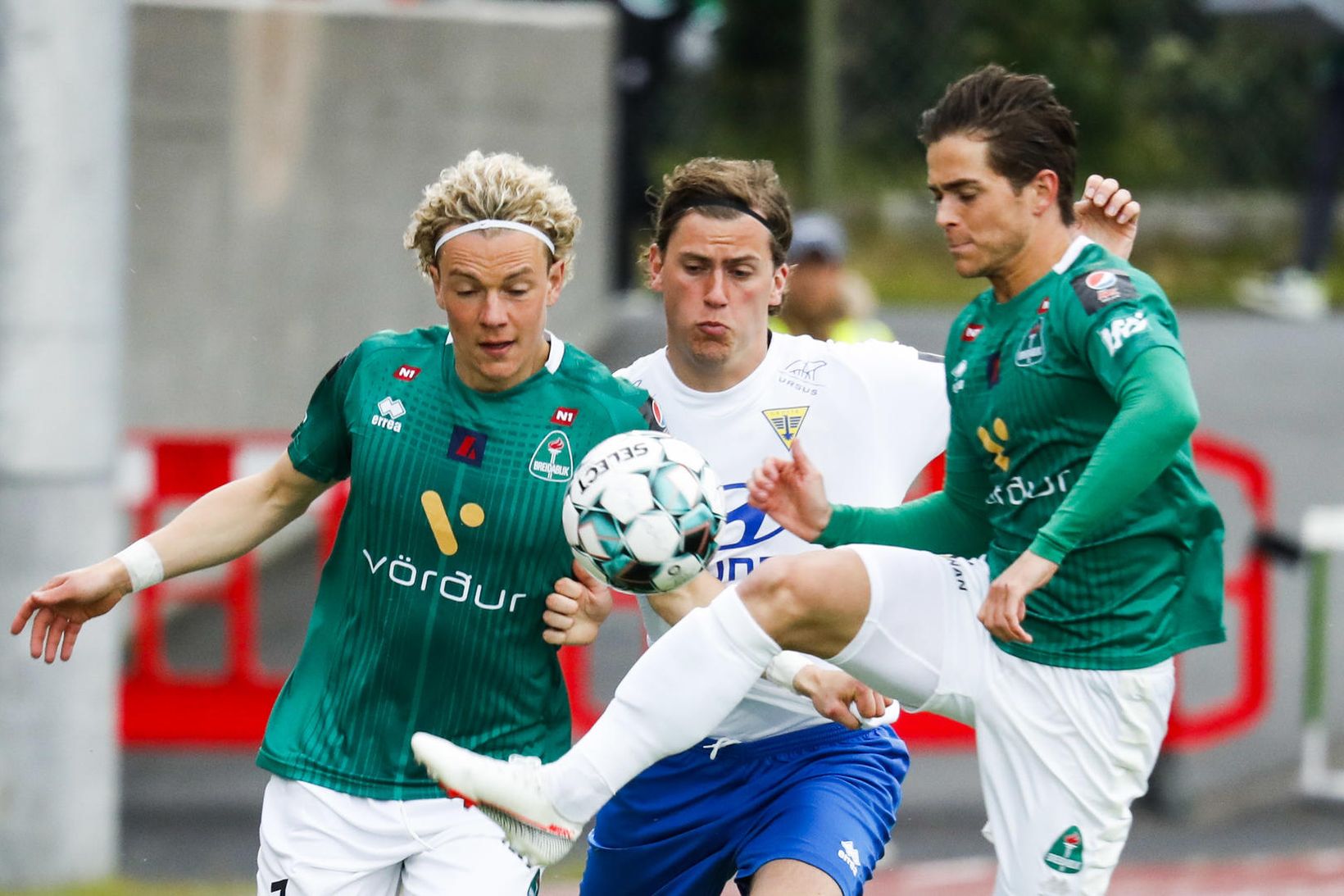 Höskuldur Gunnlaugsson og Viktor Karl Einarsson í baráttunni við Bjarka …