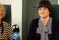 Eva Joly og Ragna Árnadóttir þegar skrifað var undir samning við Joly í mars.
