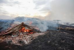 Tvö hús, gamalt útihús og hlaða urðu eldinum að bráð.
