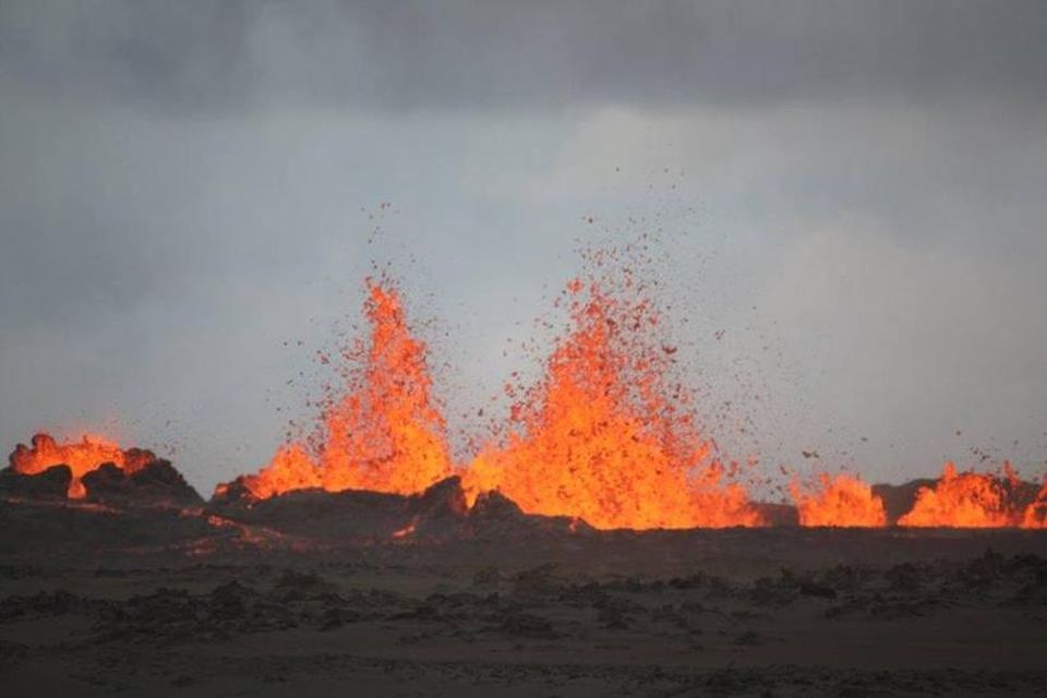 Vísindamenn fengu ágætt tækifæri til að mynda gosið í morgun áður en veðrið versnaði.