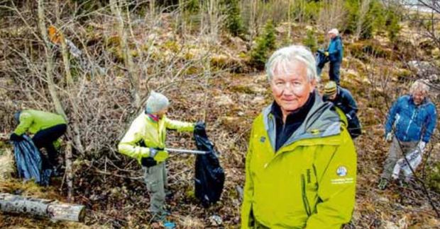 Hjalti Björnsson, fararstjóri hjá Ferðafélagi Íslands, plokkar rusl ásamt félögum úr gönguhópnum Alla leið.