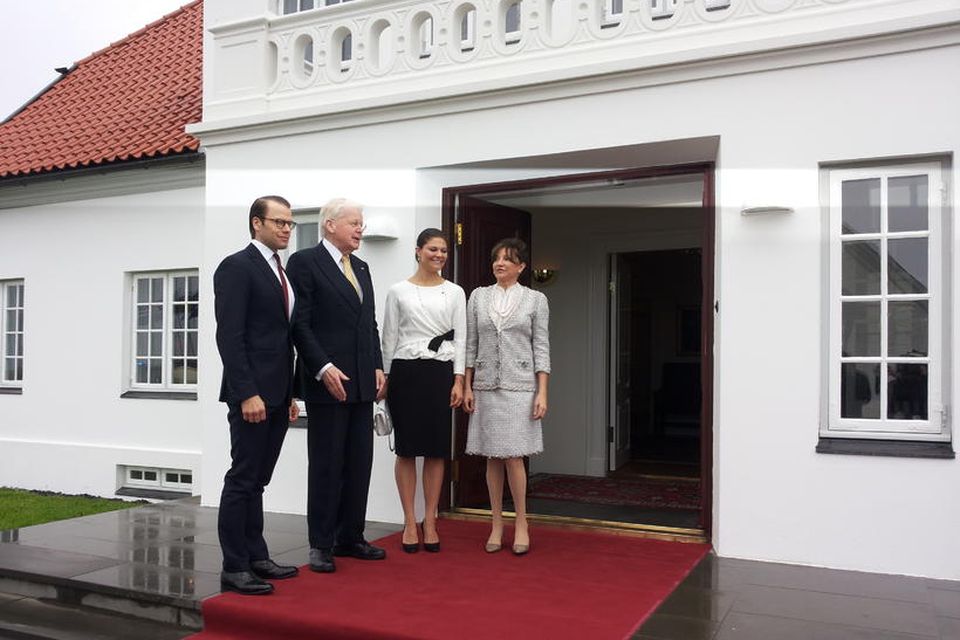 Daníel, Ólafur Ragnar, Viktoria og Dorrit fyrir utan Bessastaði.