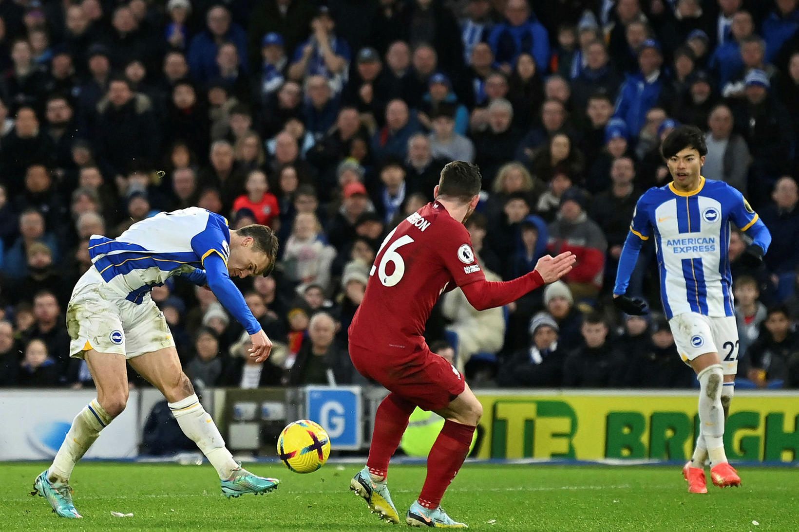 Solly March skorar mark gegn Liverpool í vetur.
