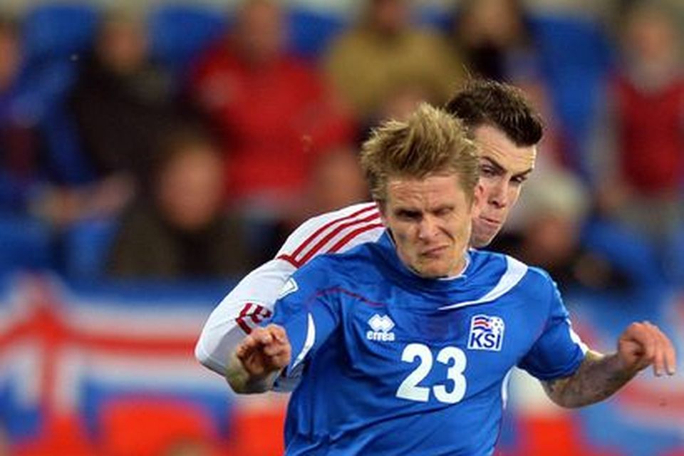 Ari Freyr í baráttu við Gareth Bale.