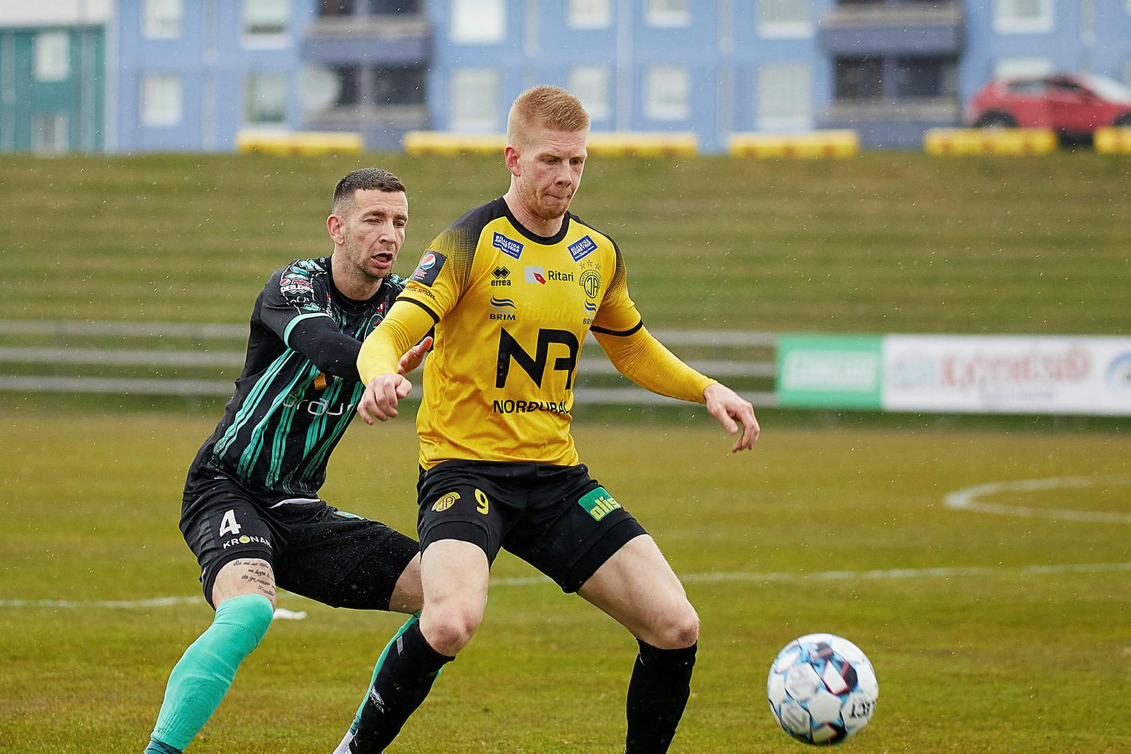 Viktor Jónsson skoraði fyrra mark ÍA og er hér með …