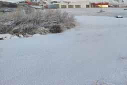 Sauðáin, sem rennur í gegnum Sauðárkrók, er i klakaböndum og börn vöruð við að vera …