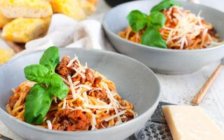 Ekta fjölskyldumatur sem börnin eiga eftir að elska, rjómalagað hakk og spaghettí.