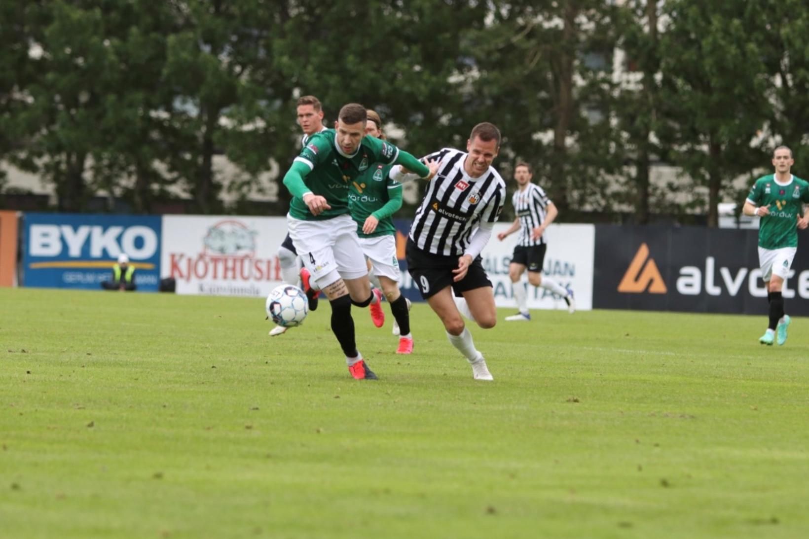 Blikinn Damir Muminovic og Kjartan Henry Finnbogason, framherji KR, eigast …