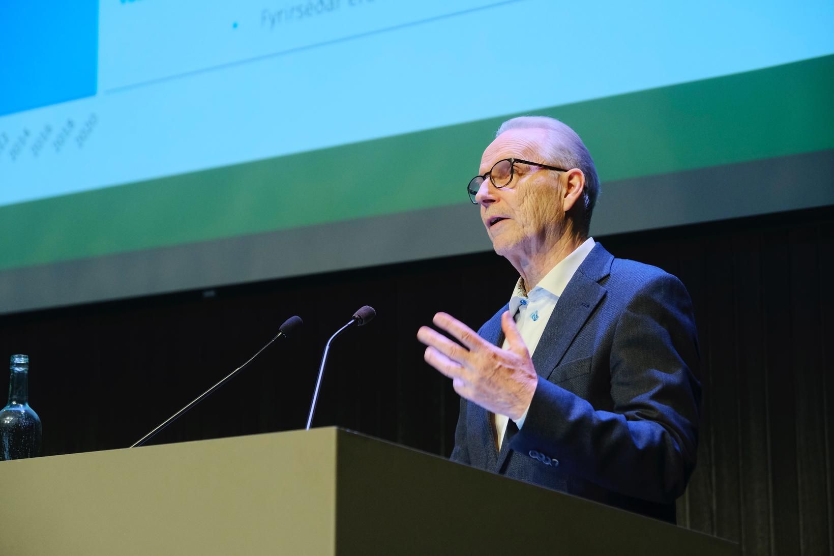 Ari Trausti Guðmundsson, fv. þingmaður VG, kynnir skýrsluna í Hörpu …