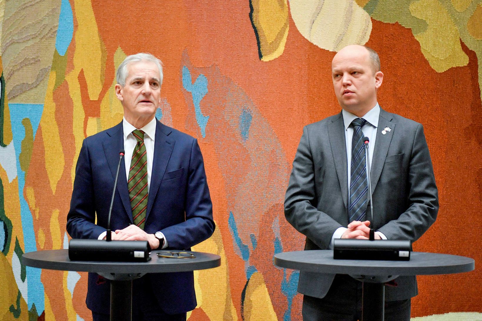 Jonas Gahr Store (til vinstri) ásamt Trygve Magnus Slagsvold Vedum, …