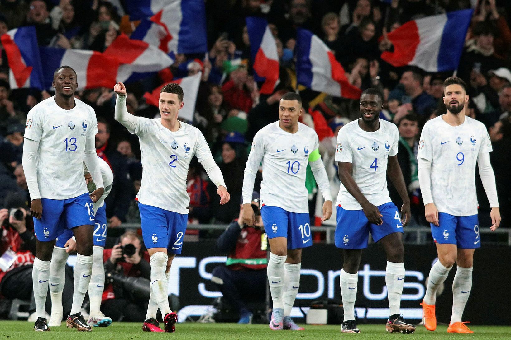 Benjamin Pavard fagnar ásamt liðsfélögum sínum í kvöld.