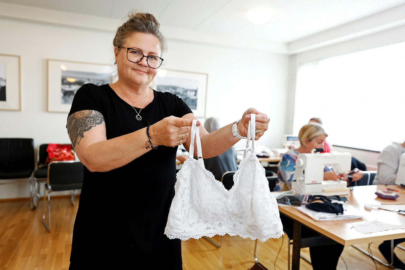 Elín sýnir með stolti einn af notalegu blúndubrjóstahöldurunum.