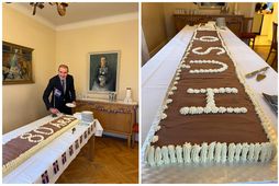 Forseti Íslands Guðni Th, Jóhannesson sker fyrstu sneiðina á Forsetaskúffukökuni sem var tileinkuð honum í …