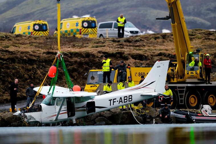 The plane being pulled out of Þingvallavatn lake.