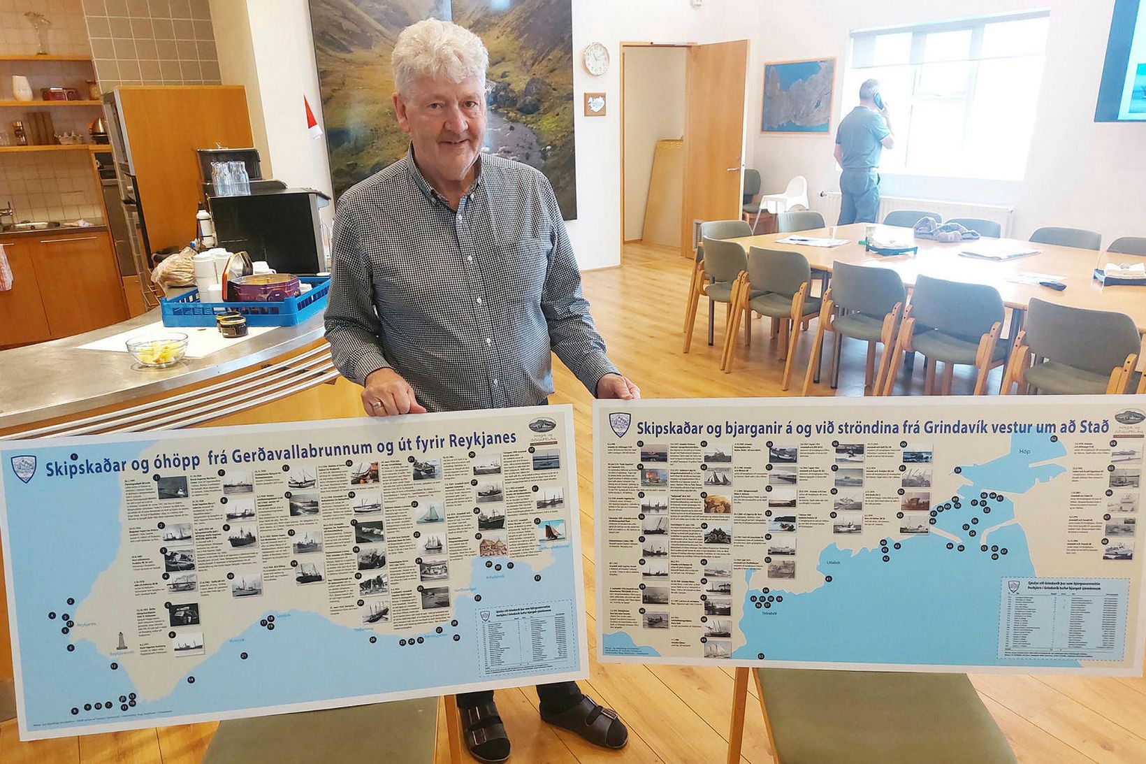 Gunnar Tómasson hér við skiltin sem senn verða sett upp. …