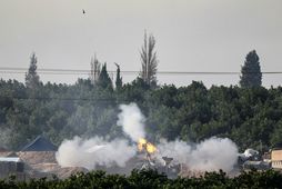Ísraelskir skriðdrekar skjóta í átt að svæði Palestínumanna á Gasa.