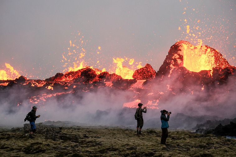 People at the eruption zone by Litli-Hrútur yesterday.