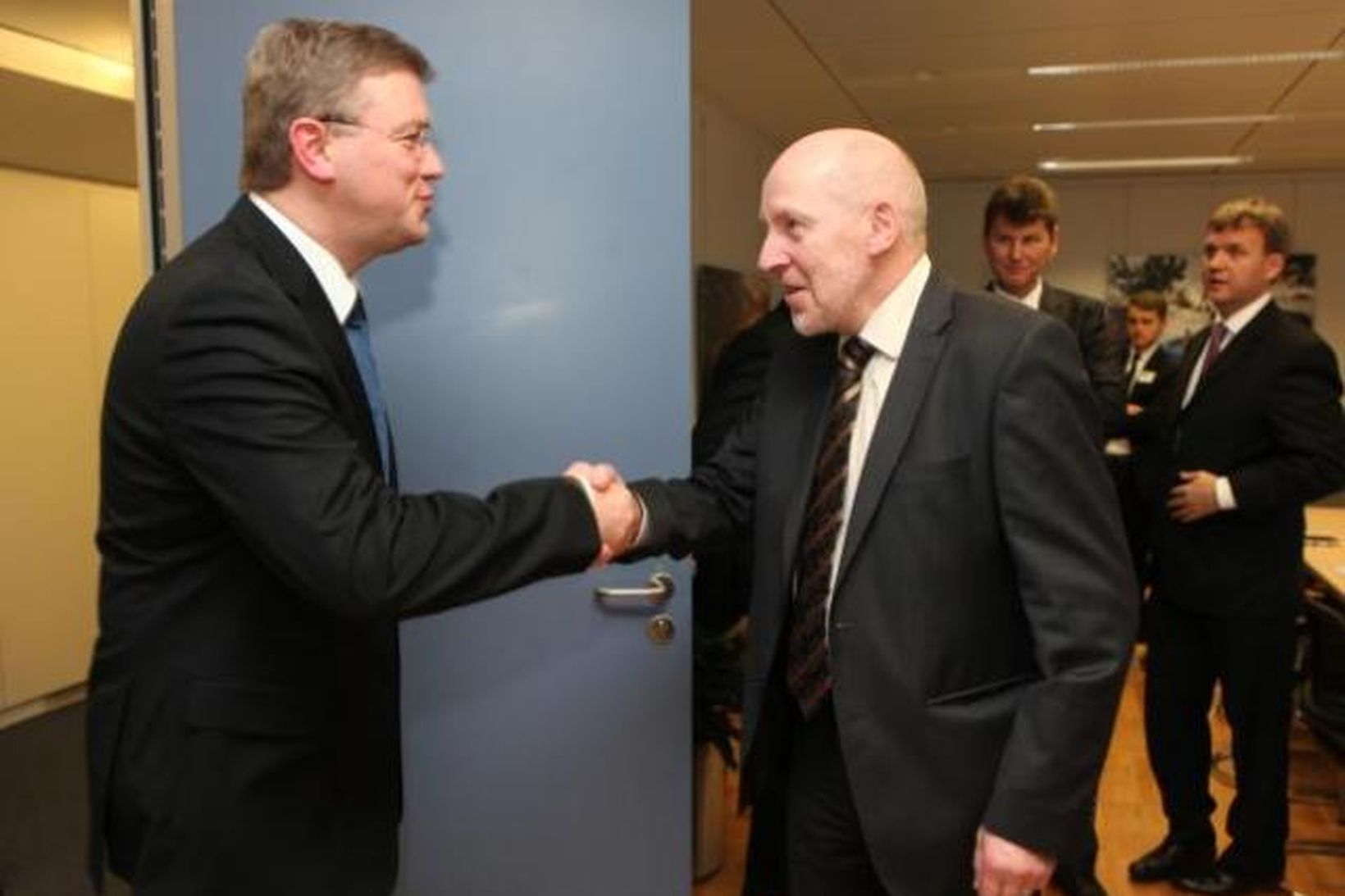 Stefan Füle og Steingrímur J. Sigfússon heilsast í Brussel.