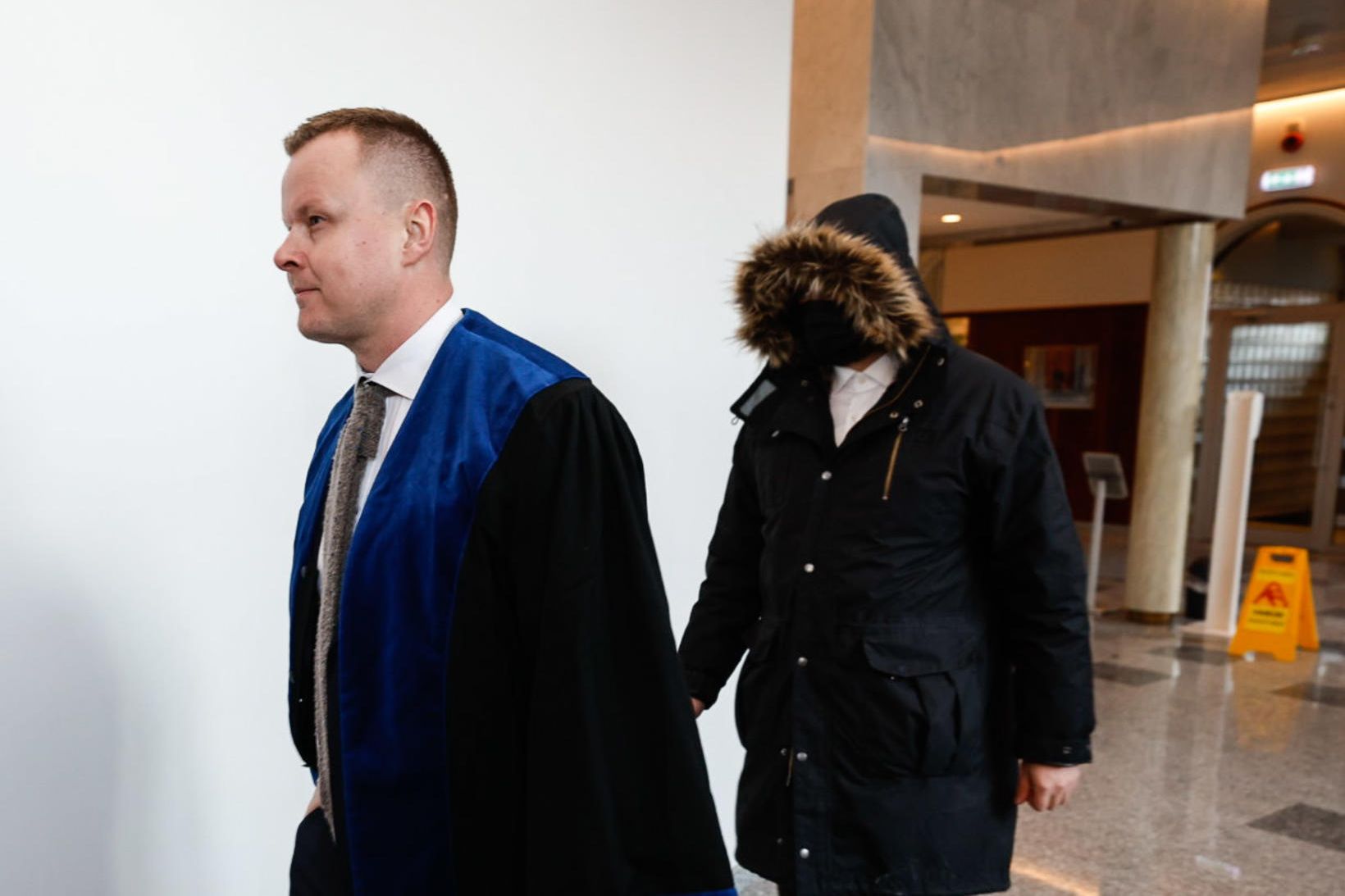 Við þingfestingu málsins fyrir héraðsdómi. Annar sakborningurinn í málinu, mætir …
